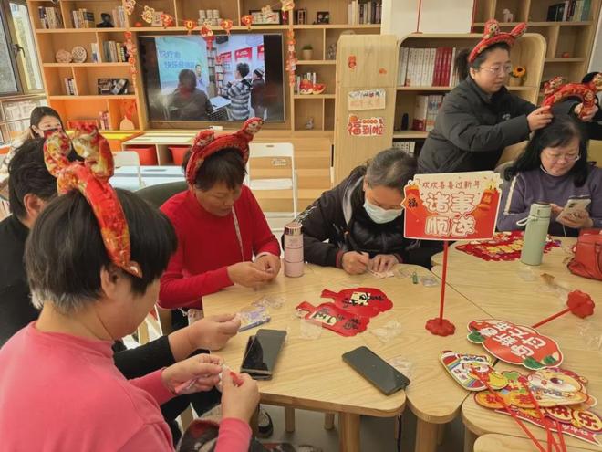 制作祈福钥匙扣、剪纸贴窗花、DIY新年贺卡……这个市民驿站好